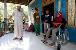 Gubernur Sulsel Fasilitasi Kepulangan PMI dari Malaysia ke Bone, Serahkan Bantuan Kursi Roda