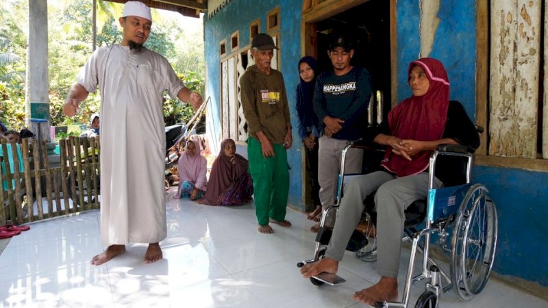 Gubernur Sulsel, Andi Sudirman Sulaiman (kiri), saat mengunjungi kediaman keluarga Sukma di Dusun Dekko, Desa Mappesangka, Kecamatan Ponre, Kabupaten Bone, Ahad (14/8/2022).