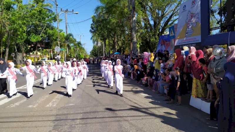 Warga antusias memadati emperan-emperan jalan sepanjang Jalan Jenderal Sudirman yang menjadi rute gerak jalan tingkat SD dan SMP, Senin (15/7/2022).