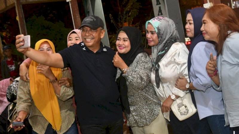 Ilham Arief Sirajuddin (tengah) berswafoto bersama emak-emak Kota Palopo, akhir pekan lalu.