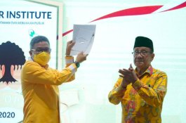 Taufan Pawe Sebut Akbar Tandjung Panutan Politisi Indonesia