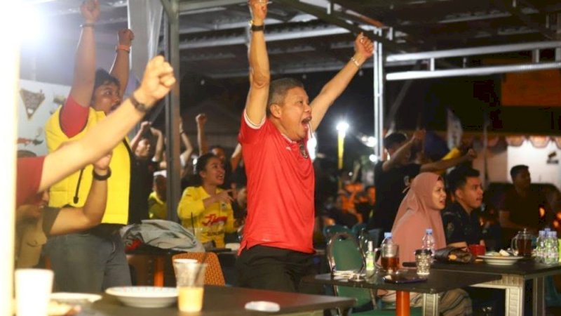 Wali Kota Parepare, Taufan Pawe (TP), saat nonton bareng (nobar) laga RANS Nusantara melawan PSM Makassar di Kedai Ok, Senin (15/8/2022).