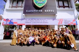 Lomba Gerak Jalan Semarak Kemerdekaan, Barisan Kepala OPD Pemkab Barru Curi Perhatian