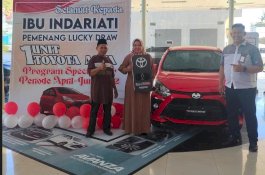 Kalla Toyota Serahkan Grand Prize Satu Unit Agya