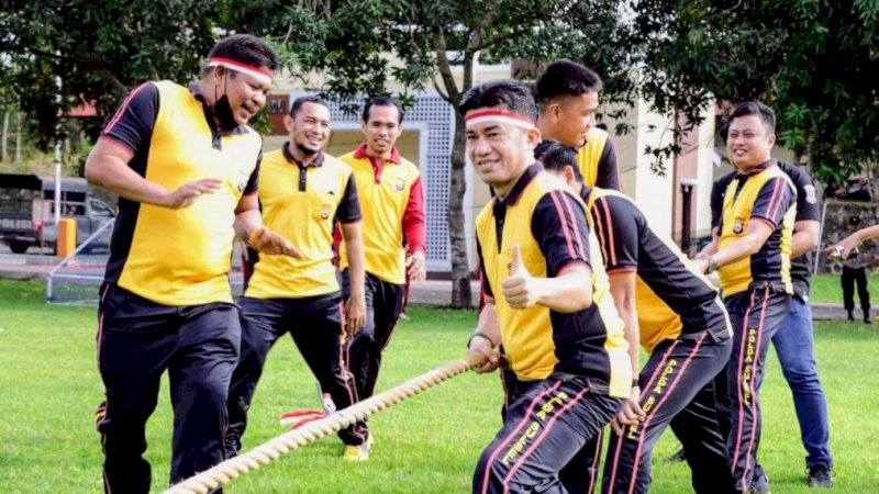 Aksi personel Polres Wajo saat mengikuti lomba tarik tambang di lapangan upacara Mapolres Wajo, Selasa (16/8/2022).