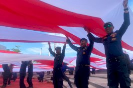 Upacara Hari Kemerdekaan, Pemkot Makassar Bentangkan Bendera Merah Putih 5.005 Meter di Losari