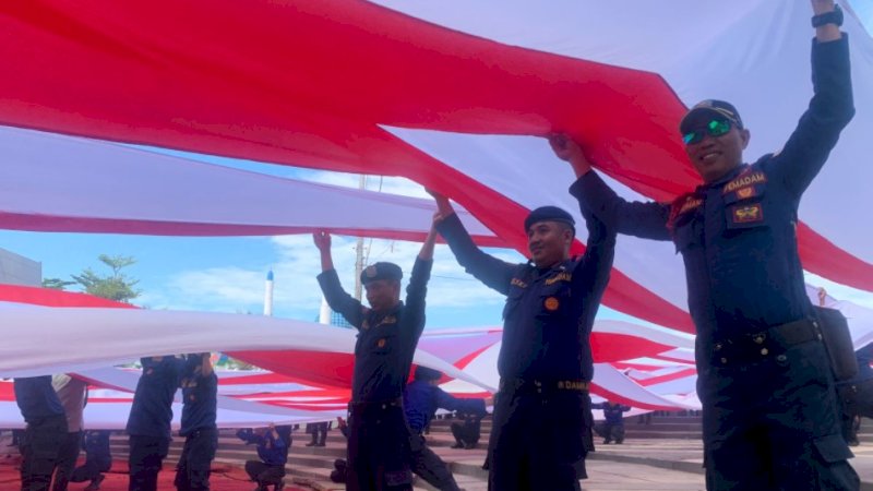 Pembentangan bendera merah putih sepanjang 5.005 meter di anjungan Pantai Losari, Rabu (17/08/2022). 