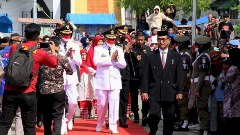 Bupati Wajo, Amran Mahmud, bersama Wakil Bupati Wajo, Amran, sebelum pelaksanaan upacara di Lapangan Merdeka Sengkang, Rabu (17/8/2022). 