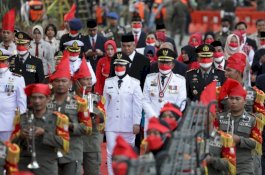 Korsik Satpol PP Makassar Iringi Pengibaran Bendera Merah Putih di Losari, Tampilkan Kearifan Lokal