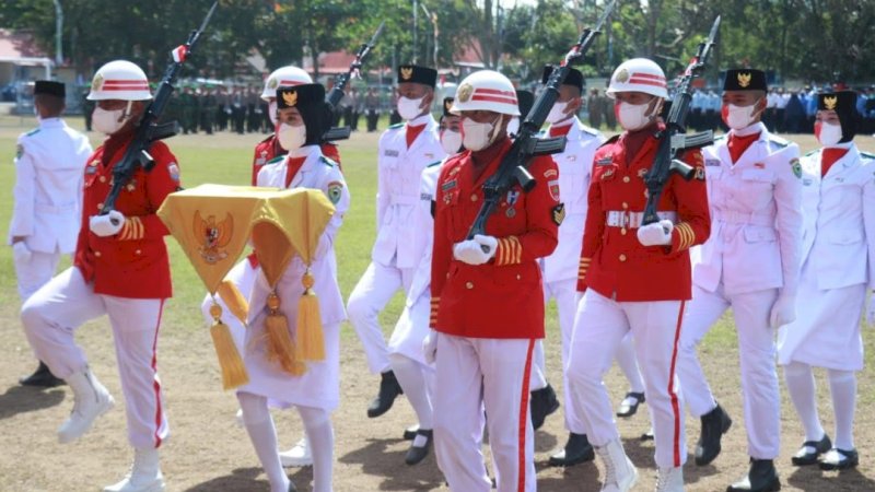 Upacara pengibaran bendera merah putih HUT Kemerdekaan RI ke-77 di Lapangan Sumpang Binangae, Kabupaten Barru, Rabu (17/8/2022).