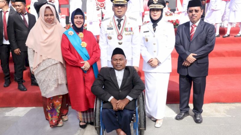 Penyandang disabilitas turut hadir pada upacara peringatan detik-detik proklamasi kemerdekaan Republik Indonesia (RI) di Anjungan City of Makassar, Pantai Losari, Rabu (17/8/2022).