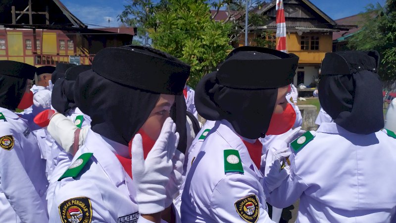 Tangis Haru Paskibraka Barru Usai Sukses Kibarkan Bendera Merah Putih 