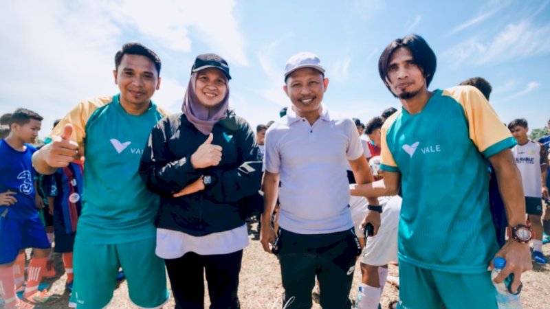 Dua mantan pemain PSM Makassar, Syamsul Bachri Chaeruddin (kanan) dan Satrio Syam (kiri), memberikan pelatihan singkat atau coachng clinic sepak bola di Lapangan Desa Bahomotefe, Kabupaten Morowali, Sulawesi Tengah, Minggu (14/8/2022). 
