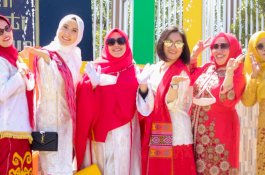Usai Upacara HUT RI ke-77, Erna Taufan Kompak Bareng Istri Forkopimda Fashion Show Layaknya di Citayam