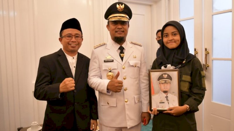 Gubernur Sulawesi Selatan (Sulsel), Andi Sudirman Sulaiman (tengah), bersama Andina Nurul Fikri Ramadani (kanan).