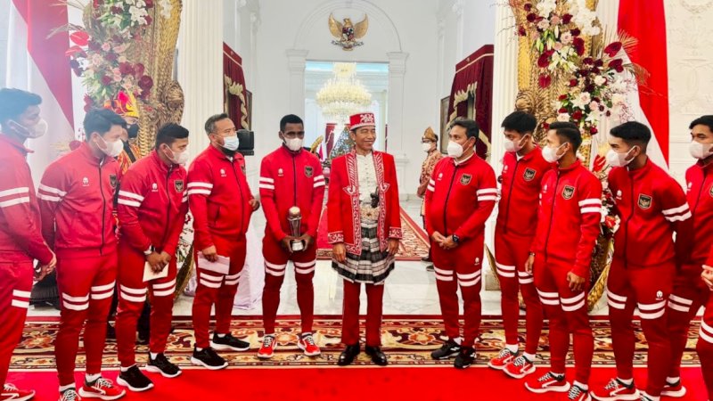 Skuat dan pelatih timnas Indonesia U-16 dan bertemu Presiden Joko Widodo (Jokowi) di Istana Merdeka, Rabu (17/8/2022). (Foto: BPMI Satpres)
