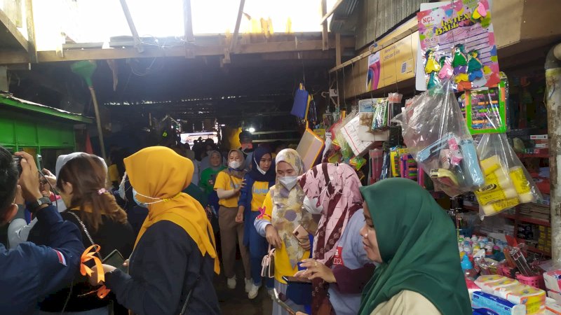 Emak-emak Serbu Pasar Mattirowalie Barru