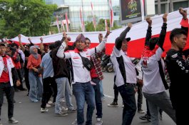 Peringati HUT RI Ke-77, Asmo Sulsel Bentangkan Bendera Merah Putih Sepanjang 603 Meter