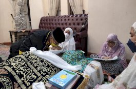 Melayat ke Rumah Duka, Taufan Pawe Kecup Kening Jenazah Irianto Achmad