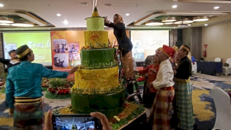 Anniversary Ke-3, Hotel Mercure Makassar Nexa Pettarani Potong Tumpeng Tinggi Tiga Meter