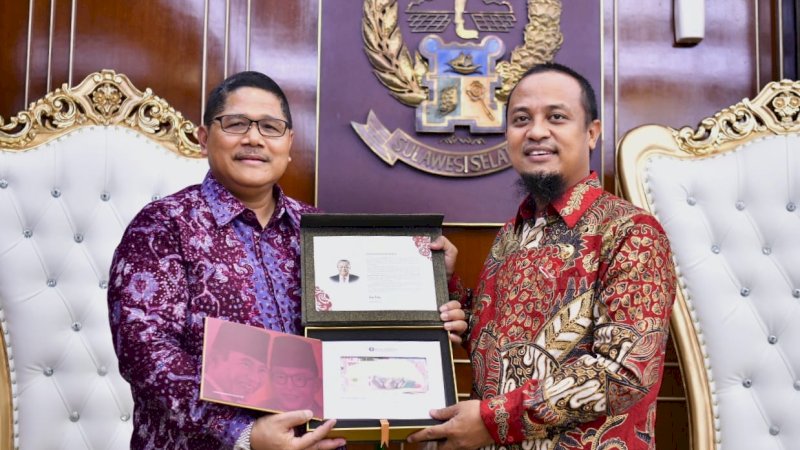  Kepala Perwakilan BI Sulsel Serahkan Uang Kertas Cetakan Baru Nomor Seri Tahun Kelahiran Gubernur