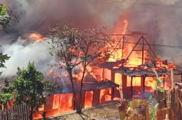 Awam Hitam Menebal, Warga Jeneponto Abadikan Kebakaran Rumah di Tanamawang