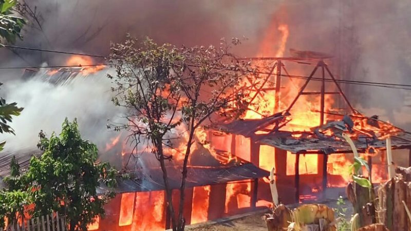 Awam Hitam Menebal, Warga Jeneponto Abadikan Kebakaran Rumah di Tanamawang