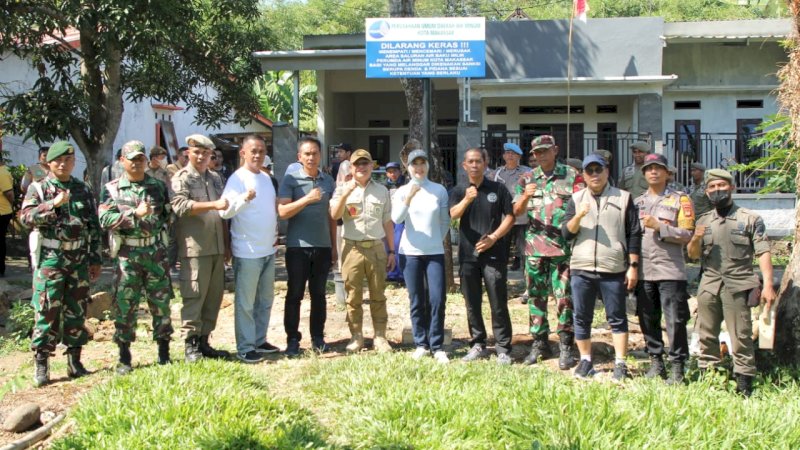 Jajaran Direksi PDAM Makassar dan pihak Keamanan saat melakukan pemasangan papan bicara di lokasi yang menjadi aset PDAM Makassar. Sabtu, (20/8/22).