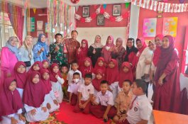 Keakraban TNI-Warga dalam Perayaan HUT Kemerdekaan RI ke-77 di SD Negeri Parinring