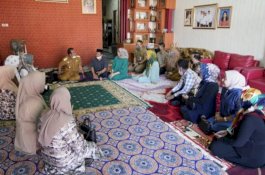 Melayat ke Rumah Duka Kabid Keswan Disnak Sulsel, Gubernur Andi Sudirman Sampaikan Belasungkawa