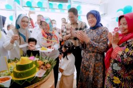 Bupati Barru Resmikan Klinik Menantunya di Makassar