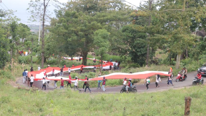 HUT ke-77 RI di Bantaeng, Pemuda Ulu Ere Bawa Bendera Sepanjang 77 Meter