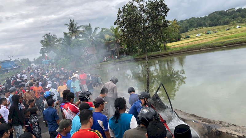 Korek Api Meledak, Mobil Jatuh ke Got dan Terbakar