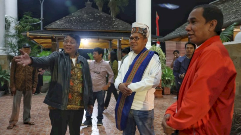 Wali Kota Makassar, Mohammad Ramdhan Pomanto (kedua kanan), saat bertemu Bupati Tana Toraja, Theofilus Allorerung, di Makale, Kabupaten Tana Toraja, Rabu (25/8/2022) malam.