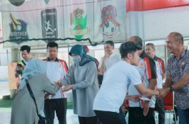 Bu Dokter Datang ke Tempat Latihan Atlet Porprov Barru, Beri Motivasi dan Uang Saku