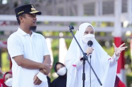 Setengah Abad PKK, Gubernur dan Naoemi Oktarina Lepas Defile dan Jalan Sehat Kabupaten/kota