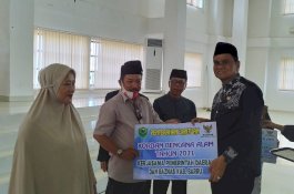 Pemkab Barru-Baznas Salurkan Bantuan Uang ke Korban Bencana Alam