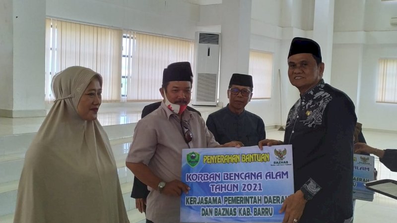 Pemkab Barru-Baznas Salurkan Bantuan Uang ke Korban Bencana Alam