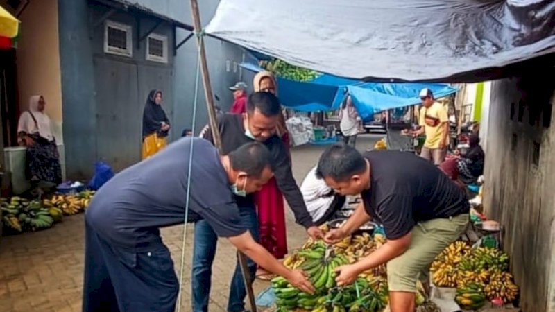 Gubernur Sulsel, Andi Sudirman Sulaiman (kiri), saat berkunjung ke Pasar Rakyat Lippujange di Kecamatan Bengo, Kabupaten Bone, Sabtu (27/8/2022).
