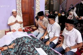 Melayat ke Rumah Duka Anak Sekdis Pendidikan Makassar, Danny Pomanto Sampaikan Duka Mendalam