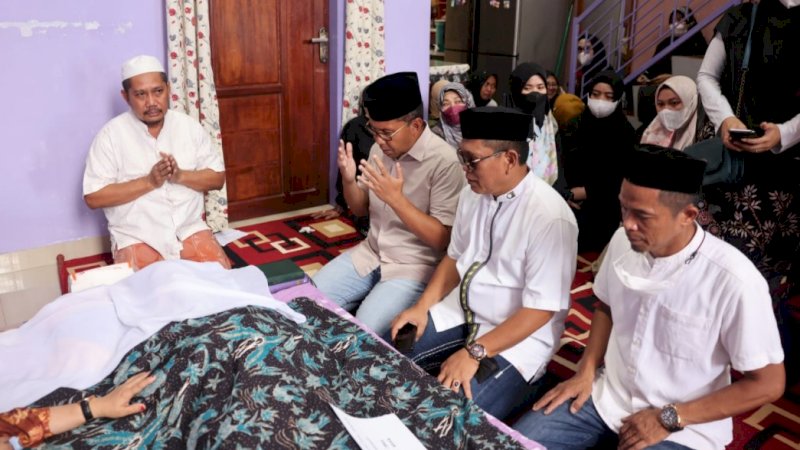 Wali Kota Makassar, Mohammad Ramdhan Pomanto (kedua kiri), saat melayat ke rumah duka  di Jalan Kerukunan Barat, Blok J Nomor 234, Sabtu (27/8/2022).