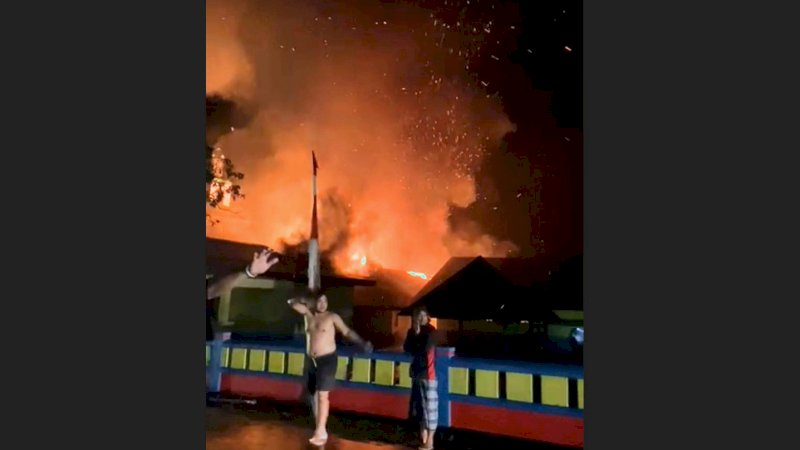 Kebakaran terjadi di Kompleks SDN 215 Tonralipue, Kecamatan Tanasitolo, Kabupaten Wajo, Sulawesi Selatan, Senin (29/8/22) dini hari sekitar pukul 01.35 Wita. 