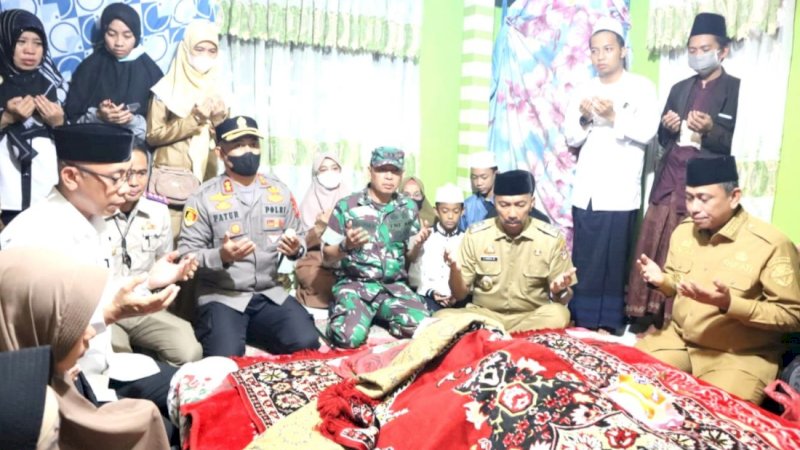 Bupati Wajo, Amran Mahmud (kanan), bersama tokoh lainnya saat melayat ke rumah duka di Kelurahan Bulu Pabbulu, Kecamatan Tempe, Senin (29/8/2022) pagi. 