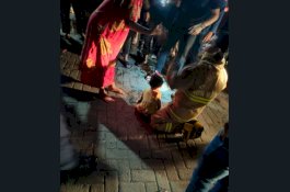 Heroik, Aksi Personel Damkar Makassar Selamatkan Balita dari Kepungan Api