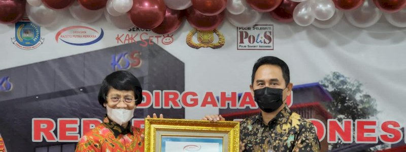 Kapolda Sulsel Terima Penghargaan Dari Polisi Selebriti