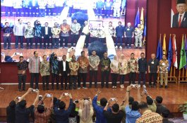 Jadi Pemimpin Inovatif di PDAM Makassar, Beni Iskandar Terima Penghargaan 