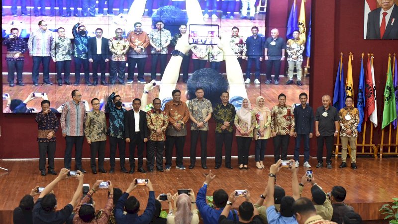 Bersama beberapa kepala daerah inovatif, Dirut PDAM Makassar, Beni Iskandar terima penghargaan, (29/8/22).