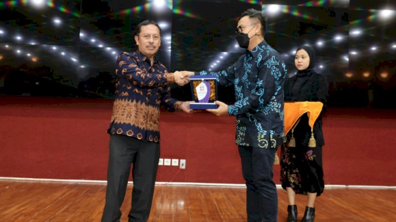 Penghargaan diterima Sekretaris Daerah (Sekda) Kota Makassar, M. Ansar (kiri), di Menara Pinisi UNM, Jalan A.P. Pettarani, Senin (29/8/2022) malam.