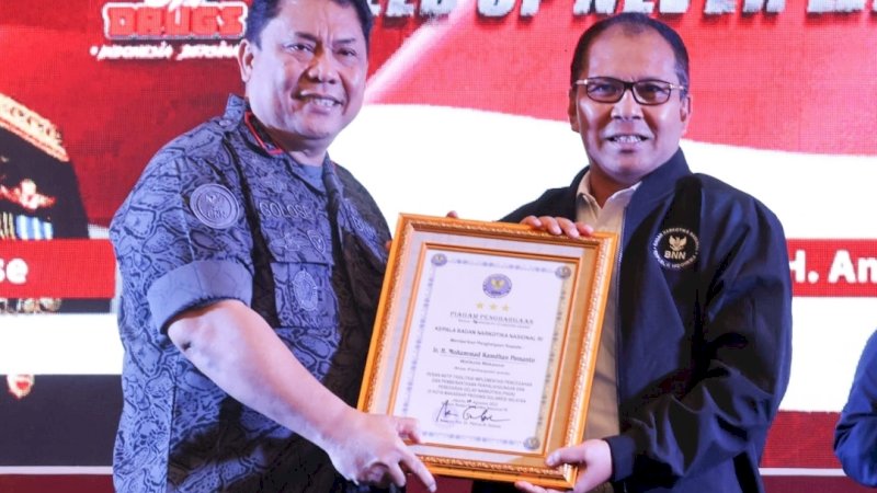 Kepala BNN RI, Petrus Reinhard Golose (kiri), saat menyerahkan penghargaan kepada Wali Kota Makassar, Mohammad Ramdhan Pomanto (Danny), di Hotel Claro, Jalan A.P. Pettarani, Makassar, Rabu (31/8/2022). 