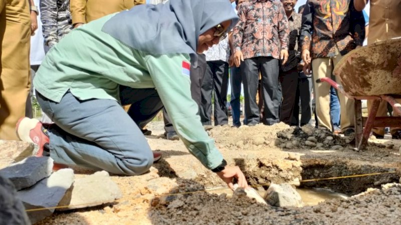 Peletakan batu pertama pembangunan ruang kelas baru (RKB) Madrasah Ibtidaiyah (MI) Al-Khairaat di Desa Kolono, Kecamatan Bungku Timur, Kabupaten Morowali, Sulawesi Tengah, Senin (29/08/2022).